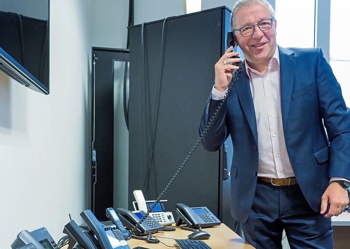 Umgeben von einer Batterie an Telefonen: Für Citrus-Geschäftsführer Rainer Thum ist die Datensicherheit in der Telekommunikation ein extrem wichtiges Thema.