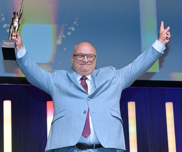 Strahlend mit Trophäe: Sersheims Bürgermeister Jürgen Scholz bei der Preisverleihung.