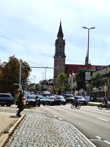 Blockade an der Bärenwiese: Der Stau auf der B27 reicht bis zur Ortseinfahrt. Foto: Janna Werner