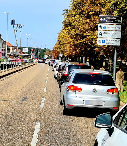 Brav ensortiert: Rechts gehts zum Blühenden Barock. Links - mit Chance auf die Zufahrt zu anderen Parkhäusern - fährt mit der Ansage keiner. Foto: Janna Werner
