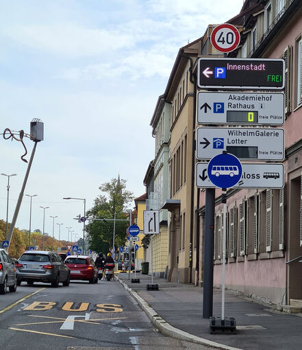 Frei: Von Norden her führt das Leitsystem aus dem Stau über den Kreisel in den Stau. Foto: Janna Werner
