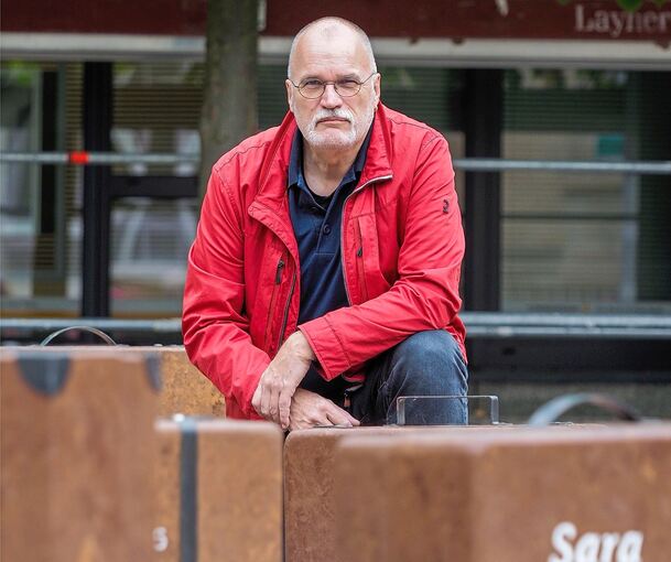 Jochen Faber zwischen den Koffern auf dem Synagogenplatz.