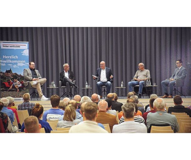 Blick auf das Podium in der Gemeindehalle (v.li.): Manuel Hermann, Christian Haberland, Moderator Stephan Wolf, Jürgen Böhm und Christoph Herre.