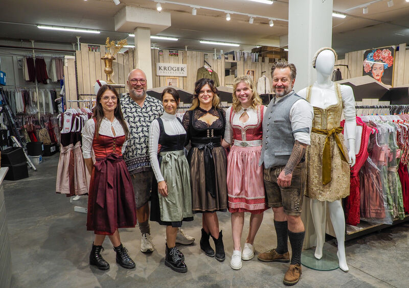 Voll im Trend: Die Lederhose für den Herrn – wie hier bei den beiden Dquadrat-Geschäftsführern Daniel Brixner (links) und Dominic Tempelfeld (rechts) – endet über dem Knie, das Dirndl umspielt das Knie der Damen dagegen. Die Blusen sind hochgeschlossen (wie bei Alessandra Chinni, Dritte von links) oder mit mehr oder weniger dezenten Ausschnitten, sogenannten Cut-Outs.