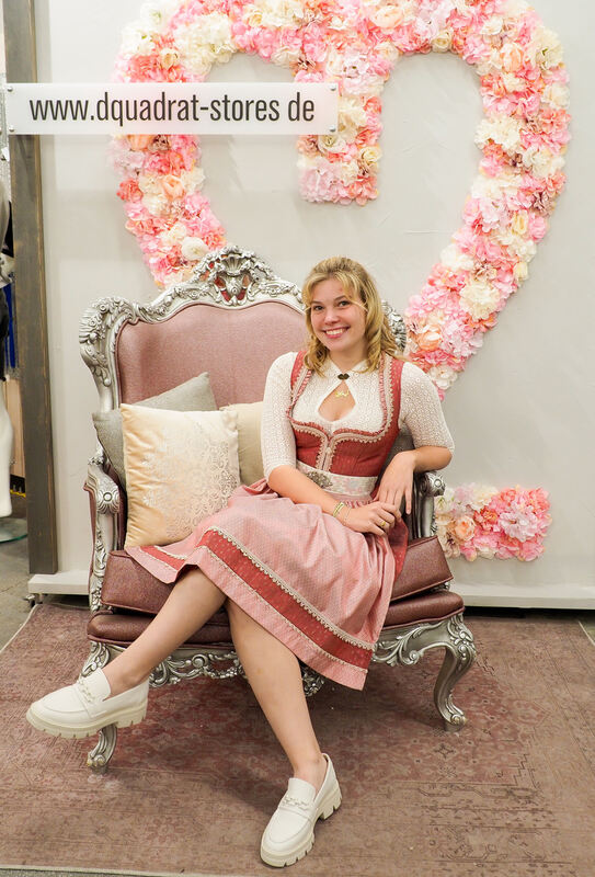 Dirndl – hier mit Cut-Out und Schnalle an der Schürze – ist die Berufskleidung der Angestellten bei Dquadrat.