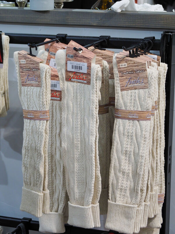 Zu den Lederhosen gibt es auch passende Socken.