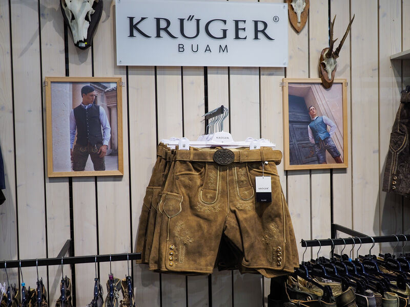 Angesagt sind Lederhosen in helleren Tönen und ganz wichtig: kurz und ohne Latz.