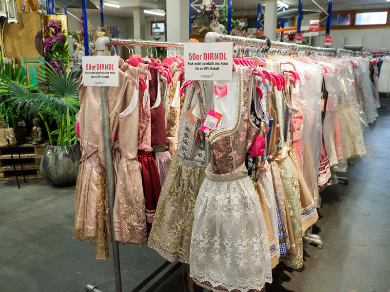 Auch Schnäppchenjäger werden im Lagerverkauf für Krüger Dirndl fündig.