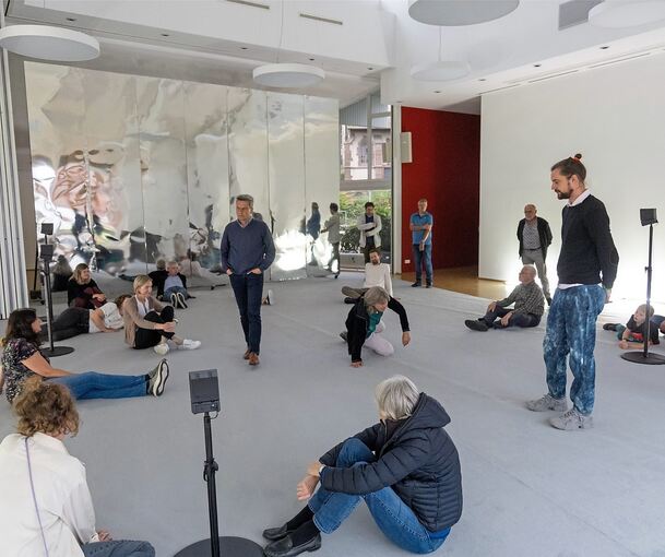 Virtueller Atemchor im Raum: Besucher erkunden die Besucher die Klanginstallation.