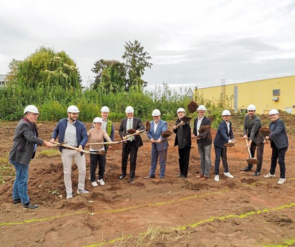 Vertreter der Städte Kornwestheim und Remseck beim Spatenstich in Pattonville. Im Hintergrund der Rewe-Markt in der Arkansas-Straße.