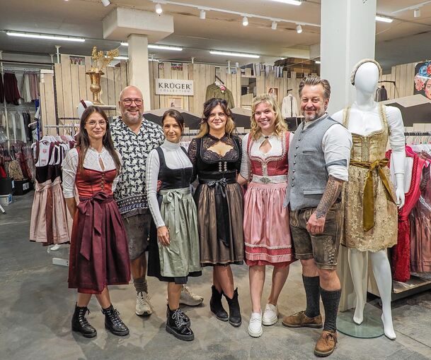 Das ist der Trend: Die Lederhose für den Herrn – wie hier bei den beiden Geschäftsführern Daniel Brixner (links) und Dominic Tempelfeld (rechts) – endet über dem Knie, das Dirndl umspielt das Knie der Damen dagegen. Die Blusen sind hochgeschlossen (w