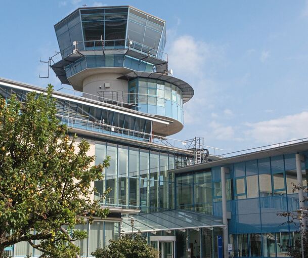 Der Arbeitsplatz von Carola End und ihren Kollegen: der Tower des Stuttgarter Flughafens.