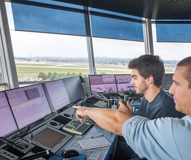 Leopold Höflsauer, Anwärter auf das Zertifikat für den Stuttgarter Tower mit seinem Trainer Julian Klinghammer (rechts).