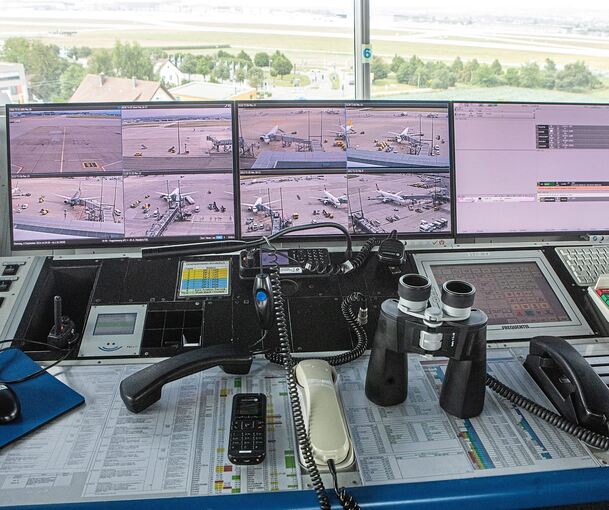 Vom Arbeitsplatz im Tower aus alles im Blick, auch ein Fernglas gehört zur Arbeitsausstattung.