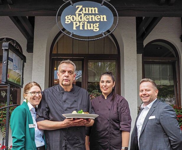 Ein eingespieltes Team sorgt im „Goldenen Pflug“ für das Wohl der Gäste: Das Bild zeigt (von links) Nadine Happold, Lothar Brodhagen, Semina Ekim und Christian Köhle.