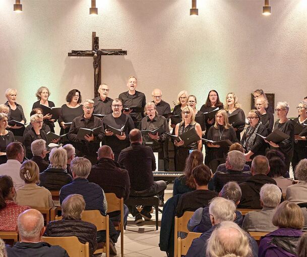 Der „CON 20:15“ singt in der katholischen Kirche.