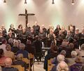 Der „CON 20:15“ singt in der katholischen Kirche.
