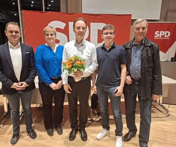 Die beiden stellvertretenden Kreisvorsitzenden Burak Uslu und Maya Stockmeier, sowie das jüngste SPD-Mitglied in Ditzingen, Martin Loch, und das älteste SPD-Mitglied Joachim Grawe (von links) gratulierten Macit Karaahmetoglu und nahmen ihn in ihre Mi