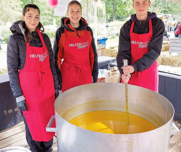 Es ist reichlich Suppe da: Dzenita Aljkvoic, Emma Richter und Benedikt Bänsch am XXL-Topf.