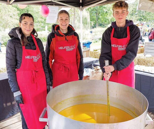 Es ist noch Suppe da: In der Kürbisgastronomie des Blühenden Barock wird am Wochenende Deutschlands größte Kürbissuppe zubereitet und serviert.