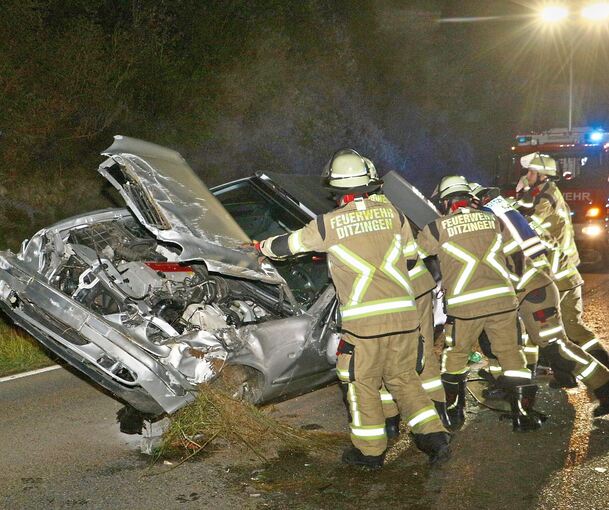 Feuerwehrleute bergen das Fahrzeug.
