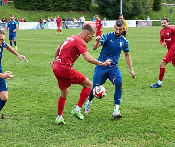 Gegen den TASV Hessigheim (in rot) gingen die Spieler des FV Dersim aggressiv zu Werke.