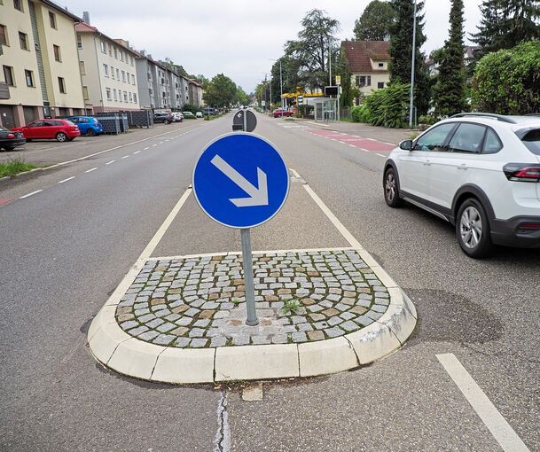 Eine Anwohnerin sorgt sich um die Sicherheit rund um diese Verkehrsinsel in der Marbacher Straße.