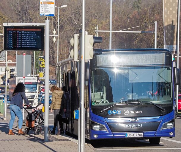 Auf diesem Bild ist der Bus da und die elektronische Anzeige an der Haltestelle funktioniert. Das ist nicht immer der Fall.