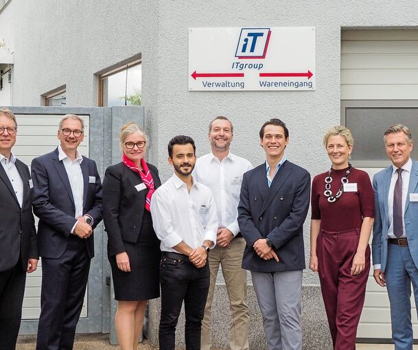 Tassilo Zywietz (v.l.), Ingmar und Xenia Troniarsky von der IT Group, Gabriel López und Victor Abdon Corella von AMN Quality (vorne), Markus Wüst (IT Group, hinten), Sigrid Zimmerling von der IHK Ludwigsburg und Marcus Kohler, Bürgermeister in Erdman