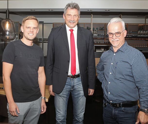 Bürgermeister Klaus Warthon (Mitte) ist froh, dass in der Bürgerschenke ein fließender Pächterwechsel von Volker Strohmaier (rechts) zu Benjamin Schwetlick gewährleistet ist.