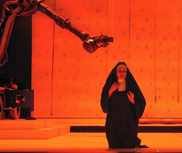 „Wie eine unsichtbare Einmauerung“: Florentina Holzingers „Sancta Susanna“.