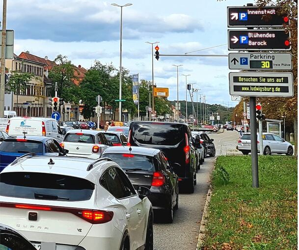 Trotz „Null“: Die Autofahrer biegen nach rechts zur Bärenwiese ab und stellen auch Überwege und Radstreifen zu. Der Parkring? Gehört noch zum alten System - und wo geht es dahin?
