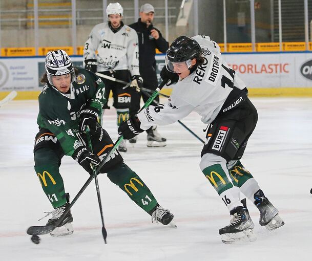 Steelers-Neuzugang Marvin Drothen (rechts) – hier beim öffentlichen Training gegen Anton Sproll – stürmte in der Oberliga-Saison 2022/23 als Förderlizenzspieler noch für Memmingen. An diesem Mittwochabend trifft der Linksschütze im Ellental auf seine