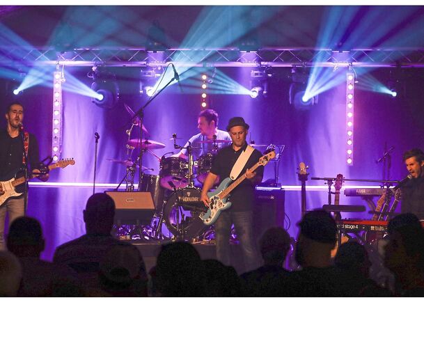 Sorgt für Partystimmung: die Band „Over the pigs“.