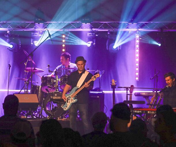 Auch so etwas organisiert das Kulturfenster: eine Rockparty mit „Over the pigs“.