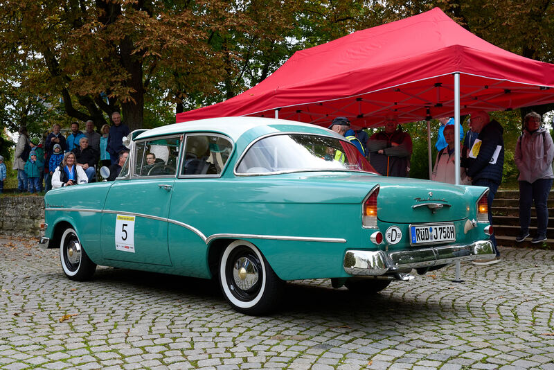 Ein bildschöner Opel Rekord schickt sich an, die Challenge mitzufahren.  Foto: Andreas Becker