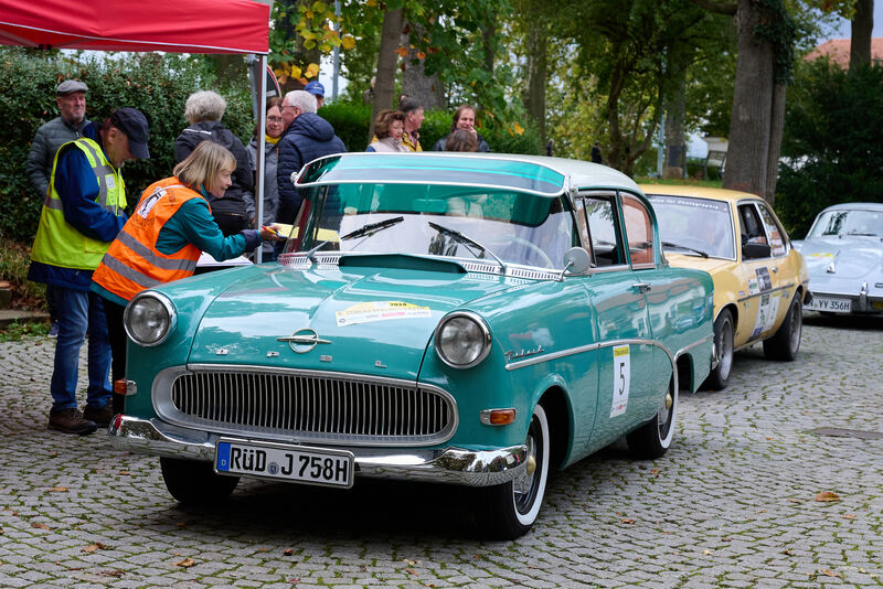 Ein bildschöner Opel Rekord schickt sich an, die Challenge mitzufahren. Foto: Andreas Becker