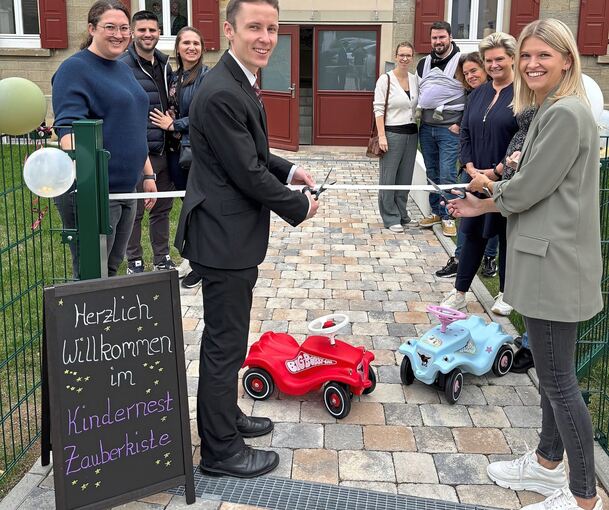 Bürgermeister Carsten Willing bei der offiziellen Einweihung zusammen mit Melina Köhler.