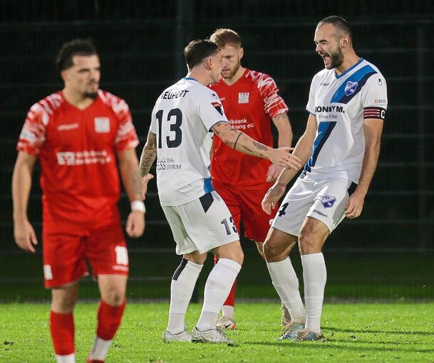 Da herrschte noch beste Laune beim FSV 08: Steven Neupert jubelt mit dem Bissinger 1:0-Torschützen Pero Mamic (rechts).