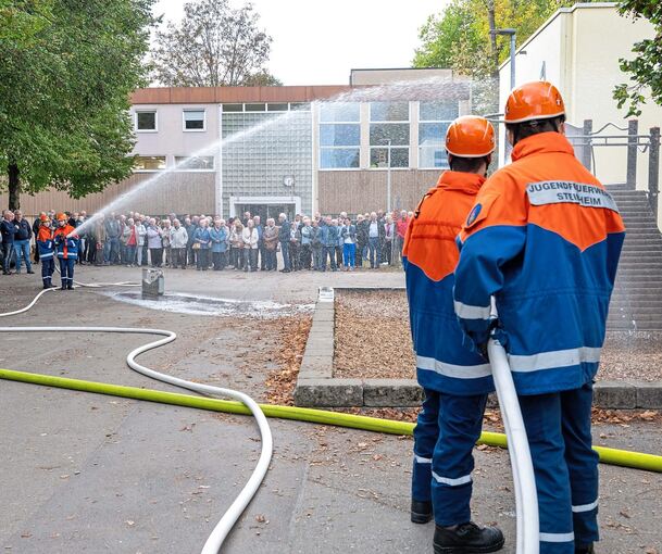 Nachwuchs trifft auf erfahrene Kollegen: Junge Feuerwehrleute zeigen der Alterswehr in Steinheim am Samstag, was sie können.