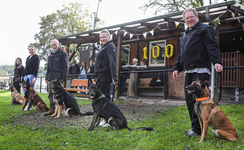 Zeigen ihr Können: Melanie Schneller mit Erna, Svenja Marie Jansen mit Joker, Herbert Posthoff mit Asta, Nicole Zacharias mit Nubia, Manfred Alt mit Ziva. Foto: Ramona Theiss