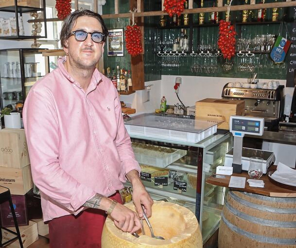 Spaghetti im Parmesanlaib bietet Angelo Salvatore in der Bottega del Sud immer an.