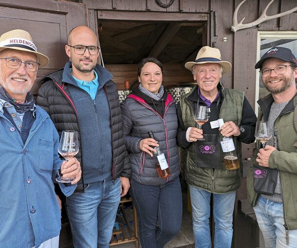 Mit viel Herzblut und viel Freude im Weinberg und beim Keltern im Wengert-Häusle: Die Ludwigsburger Mikro-Winzer Harald Hermann, Paul Schurer, Stefanie Bartsch, Weinerlebnisführer Günther Schuster und Matthias Wieland (von links).
