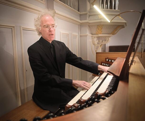 Bernhard Haas an der Orgel: Konzentriert lauschten die Gäste auch den kaum hörbaren Klängen.