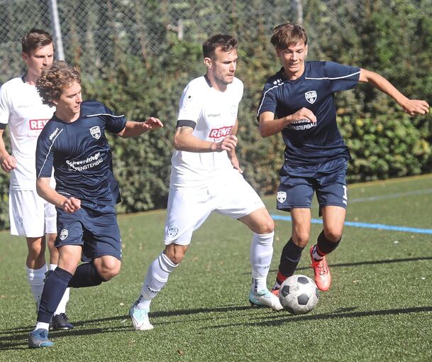 Bönnigheim (in Weiß) verliert 0:3 gegen Sachsenheim.