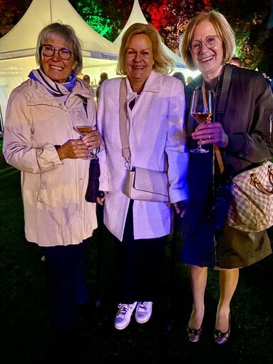 Elisabeth Imhof (links) und Hannelore Palenta (rechts) freuen sich über ein Erinnerungsfoto mit Bundesinnenministerin Nancy Faeser.