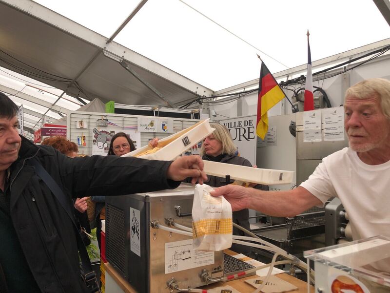 Eric Houlley (links),  Lurer Bürgermeister (links), nimmt noch eine Brezel mit auf den Weg.