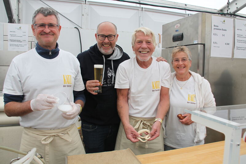 Im echten Leben sind sie anderweitig tätig, aber bei der Foire de Lure werden sie zu Brezelbäckern: Lutz-Martin Fink, Jogi Göggelmann und Heike Langer, mit Esele-Bier-Brauer Clemens Thüsing (Zweiter von links)