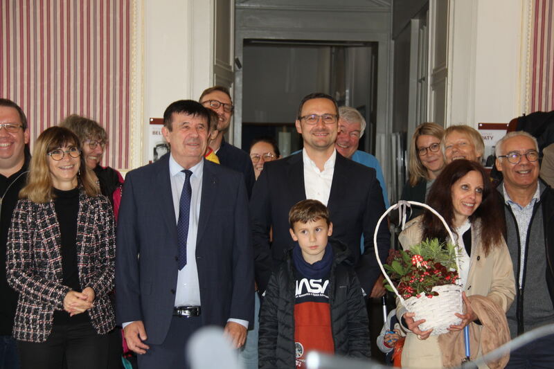 Die deutsche Delegation mal nicht am Brezelstand, sondern beim feierlichen Empfang im Rathaus in Lure. Im Vordergrund Eric Houlley (links), Bürgermeister von Lure, und Christian Eiberger, Bürgermeister von Asperg.
