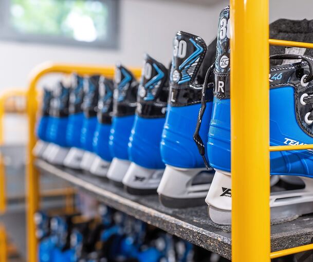 Die Schlittschuhe sind geputzt für die Wintersaison. Die Schlittschuhe sind geputzt für die Wintersaison.